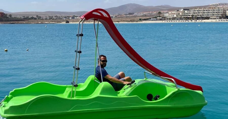 Caleta de Fuste: Pedalo with slide rental - Meeting at Oceanarium Explorer in Castillo Port