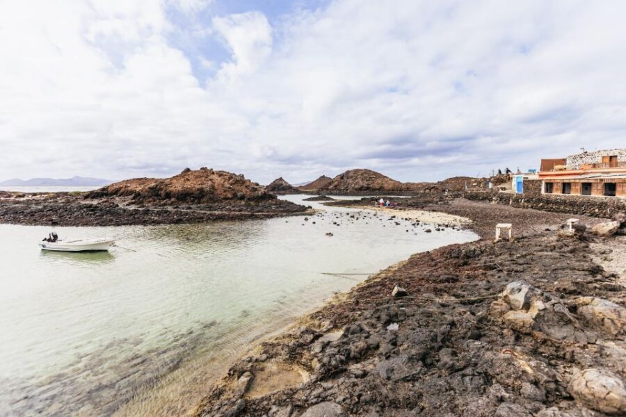 Corralejo: Lobos Island Catamaran Tour with Drinks & Snorkel - Crew and atmosphere: why people keep praising the same names
