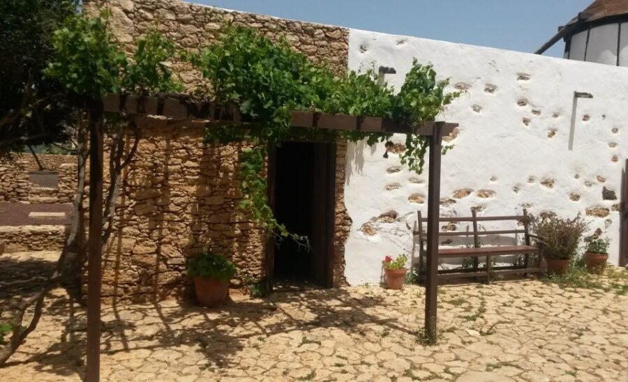 Fuerteventura: Full Day Tour with Lunch - Pájara: Church Views and an Aztec-Style Facade
