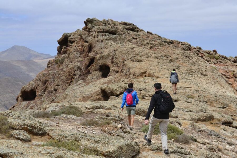 Fuerteventura: Montaña Escanfraga Volcano Summit Hike - Starting at the crater base: the calm setup before the climb