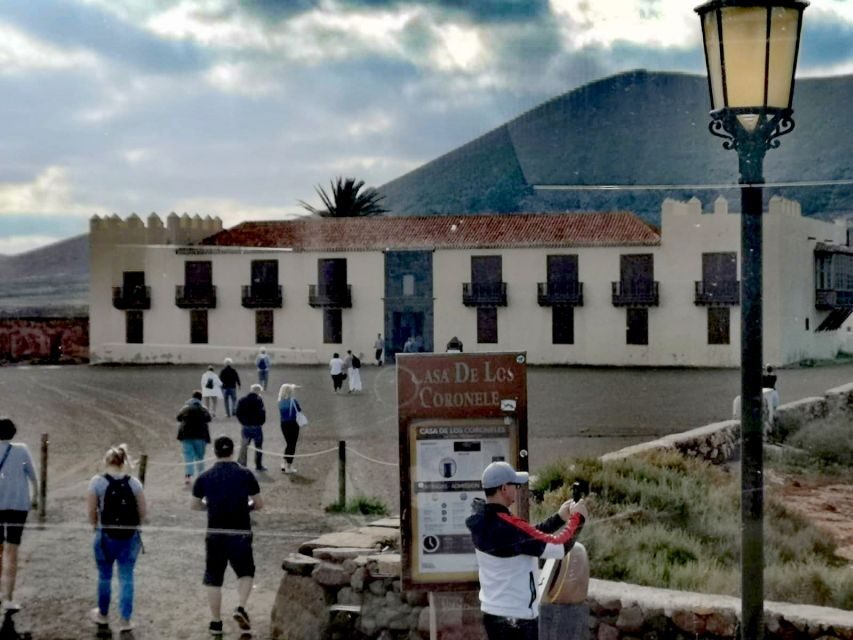 Fuerteventura: North of Fuerteventura for Cruise Passengers - Puerto del Rosario to Corralejo: the white-sand coast and the guide’s story