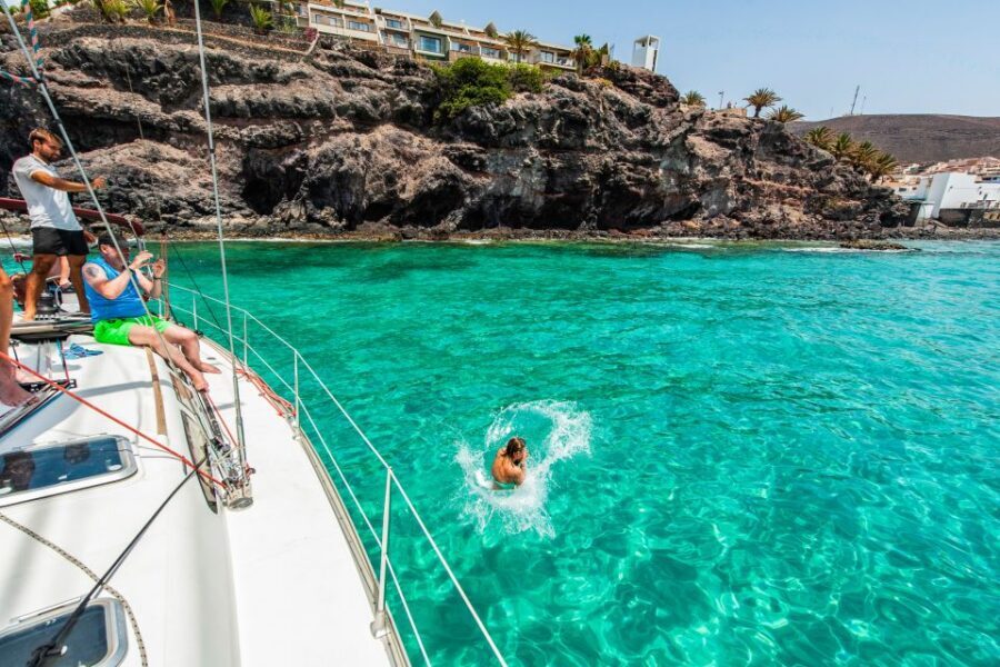 Fuerteventura: Sailing with Snorkeling and Dolphin Watching - Harbor time: manta rays right where you can see them