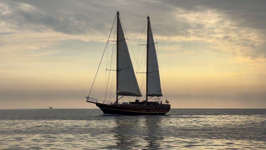 Fuerteventura: Sunset boat trip with DJ, Food & Drinks - Music, photos, and comfort tips for the deck