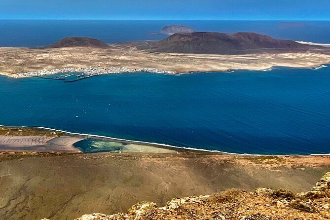 Lanzarote: Private island Grand Tour - Caleta de Famara: time for lunch and sand