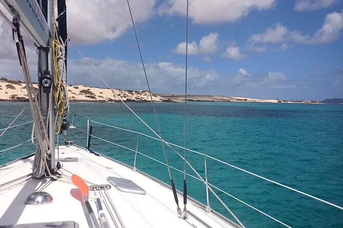 Sailing tour around the Lobos Island Natural Park / 4h - Stop at Isla de Lobos: anchoring time is the real prize