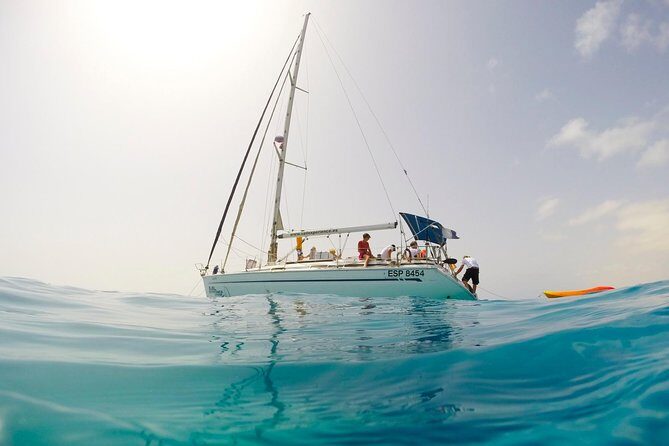 Sailing tour around the Lobos Island Natural Park / 4h - Sailing through La Bocaina/La Bocayna: the strait that shapes the views