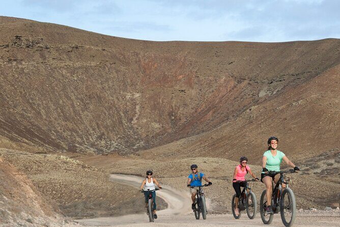 Volcanic Discovery PREMIUM eBike Tour: 35 km - Stop 2: Majanicho Beach photo break on the North Shore